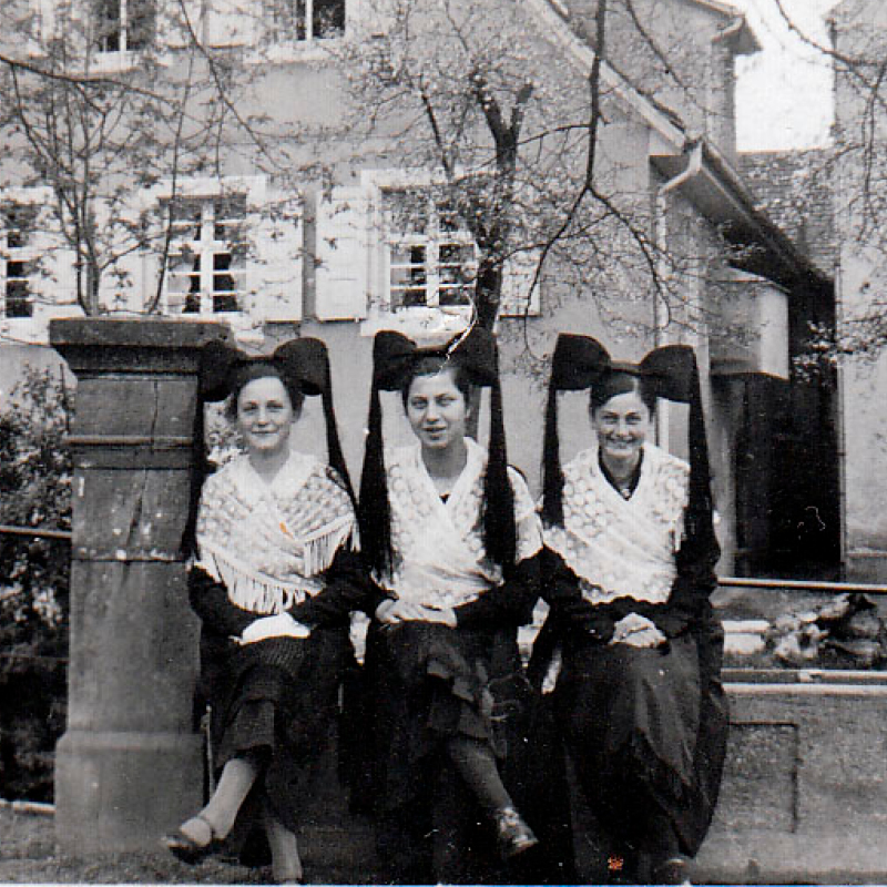 FVNW_DreiFrauenTracht